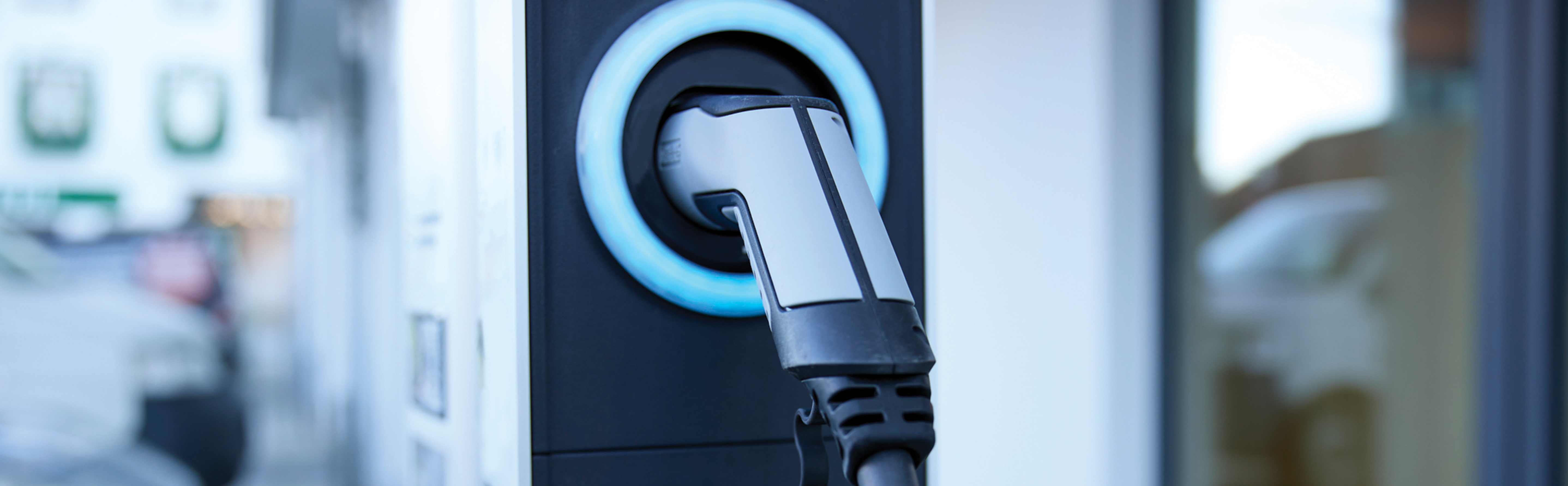 Electric Car vs Hybrid 2025: A Cost, Range & Performance Comparison